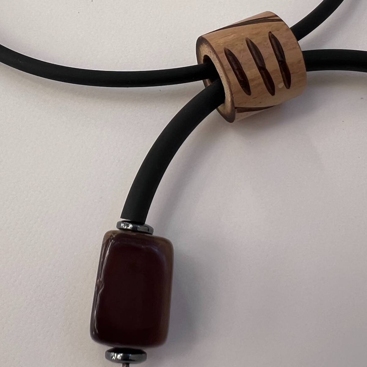 Ensemble Collier bois gravé marron et agate et boucles d'oreilles - Kora