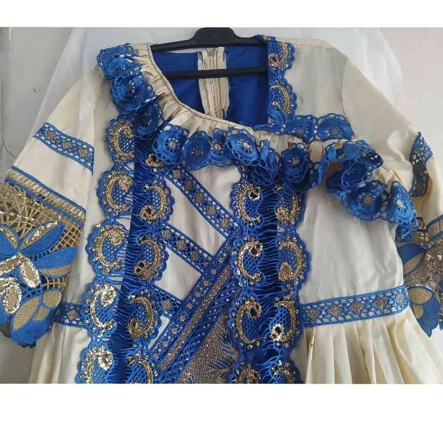 Robe bazin femme élégante brodée dorée, ample, cérémonie africaine