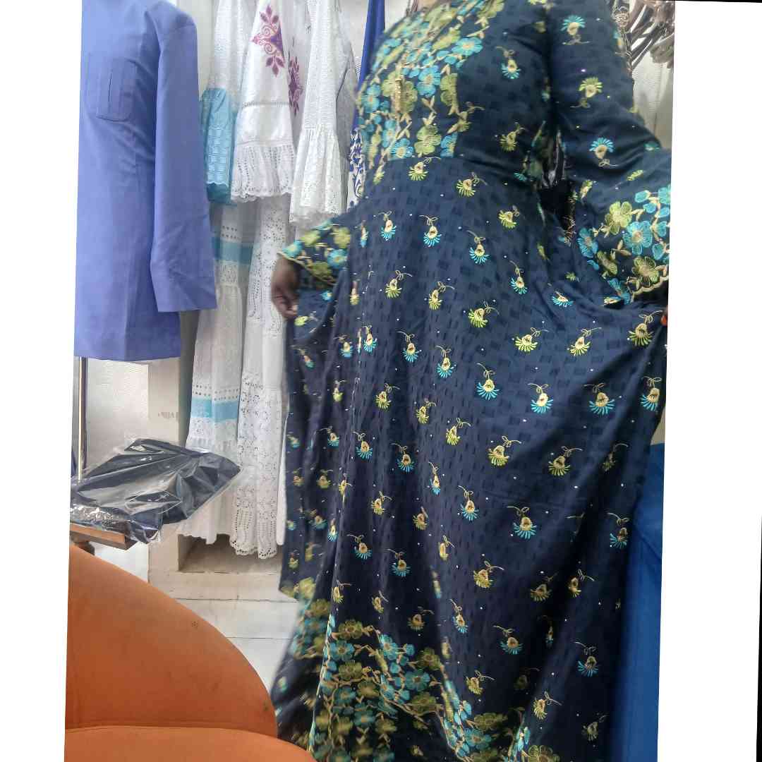 Robe brodée bleu marine longue femme élégante, cérémonie ou soirée