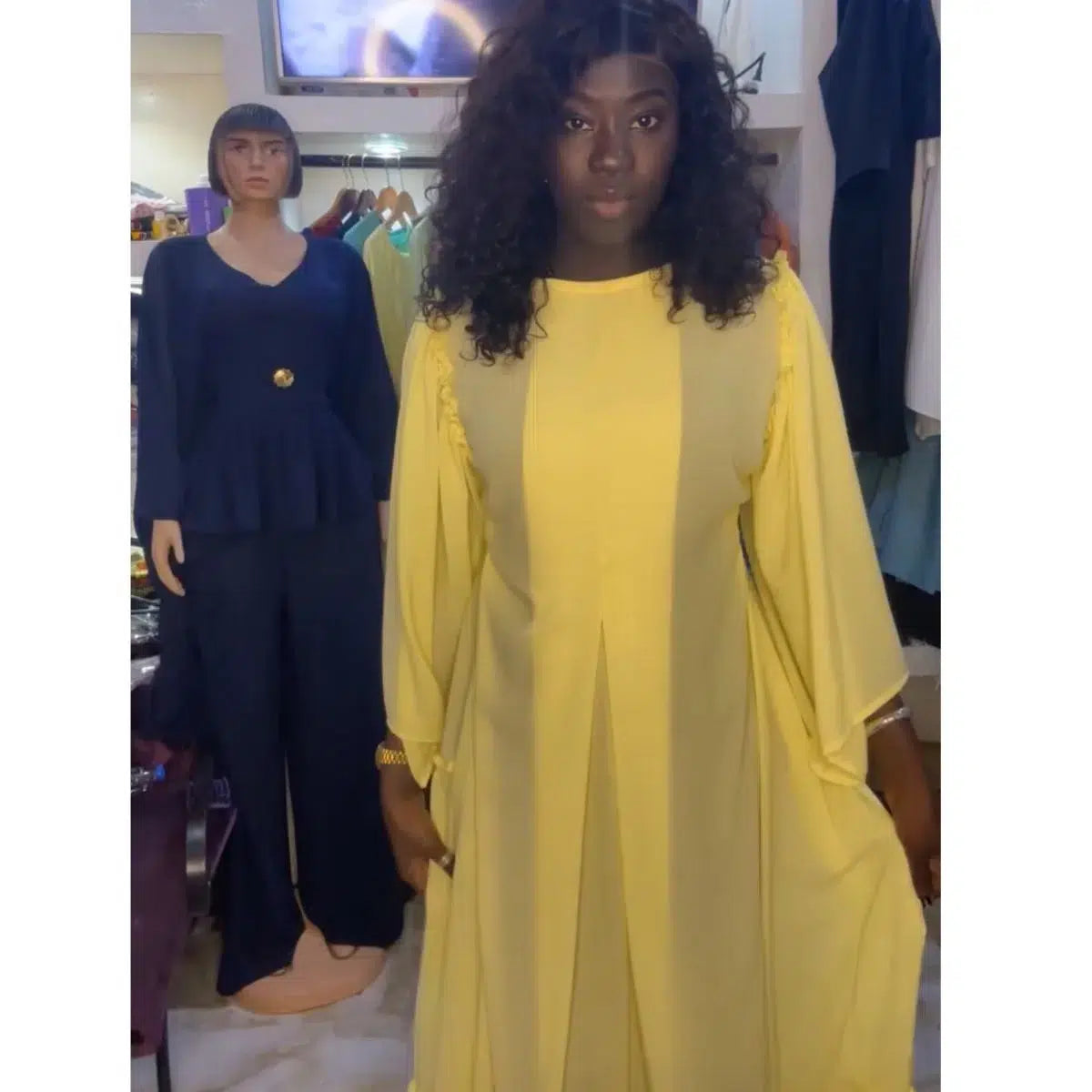 Robe plissée femme longue jaune pastel, élégante et ceinturée à la taille