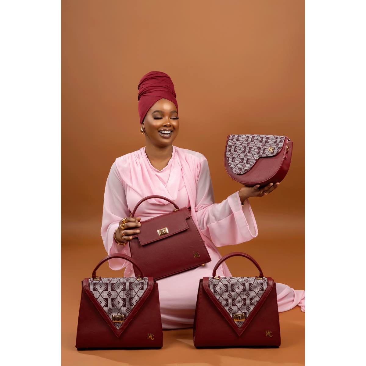 Sac à bandoulière bordeaux cuir femme élégant et chic détails dorés 23x30 cm