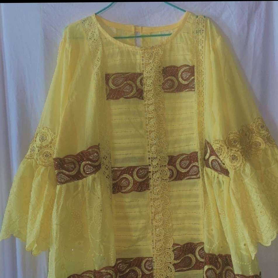 Robe femme en brode et garnitures