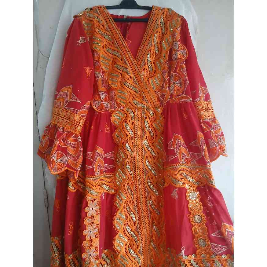 Robe brodée élégante avec garnitures pour un look unique