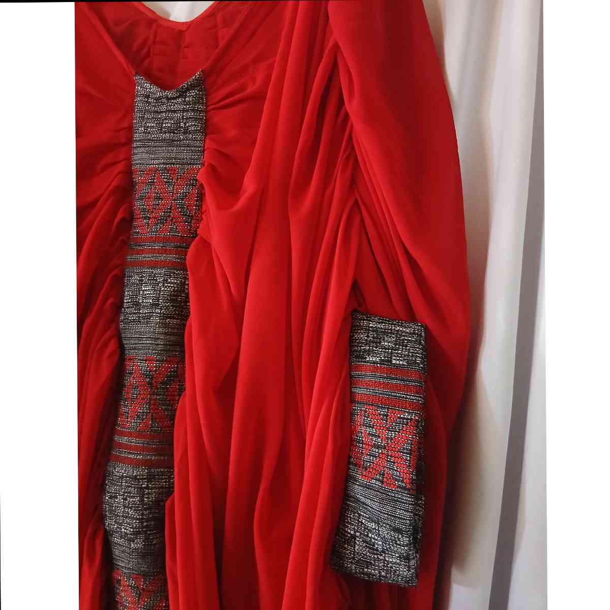 Ensemble femme crepe rouge et pagne tissé élégant, tenue cérémonie chic