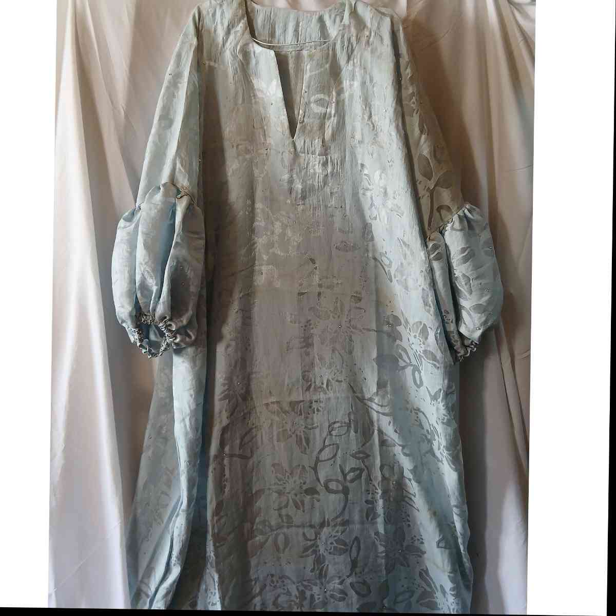 Robe tunique bohème en bleue avec fleurs grises