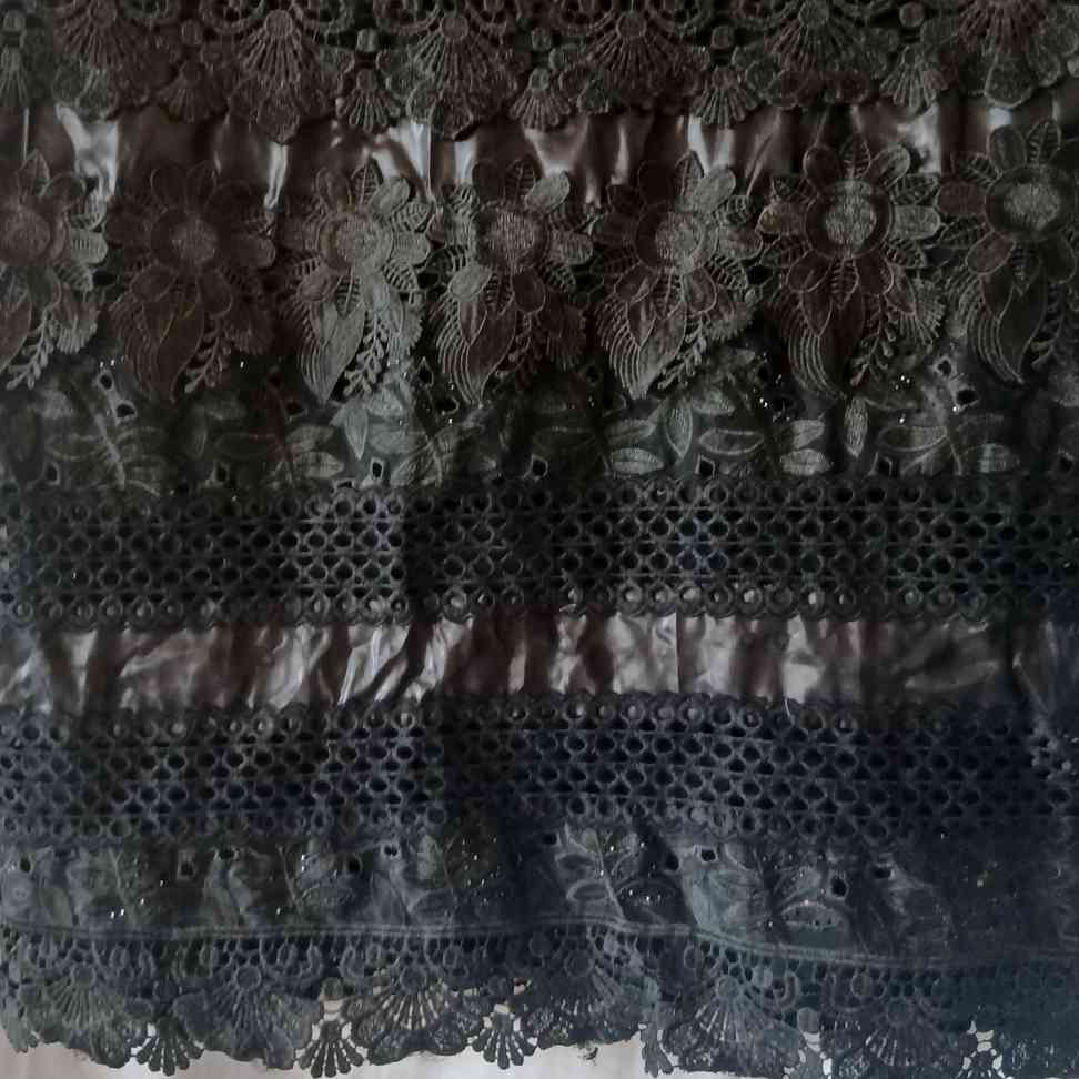 Boubou femme mariage brodé doré et pagne, tenue africaine chic