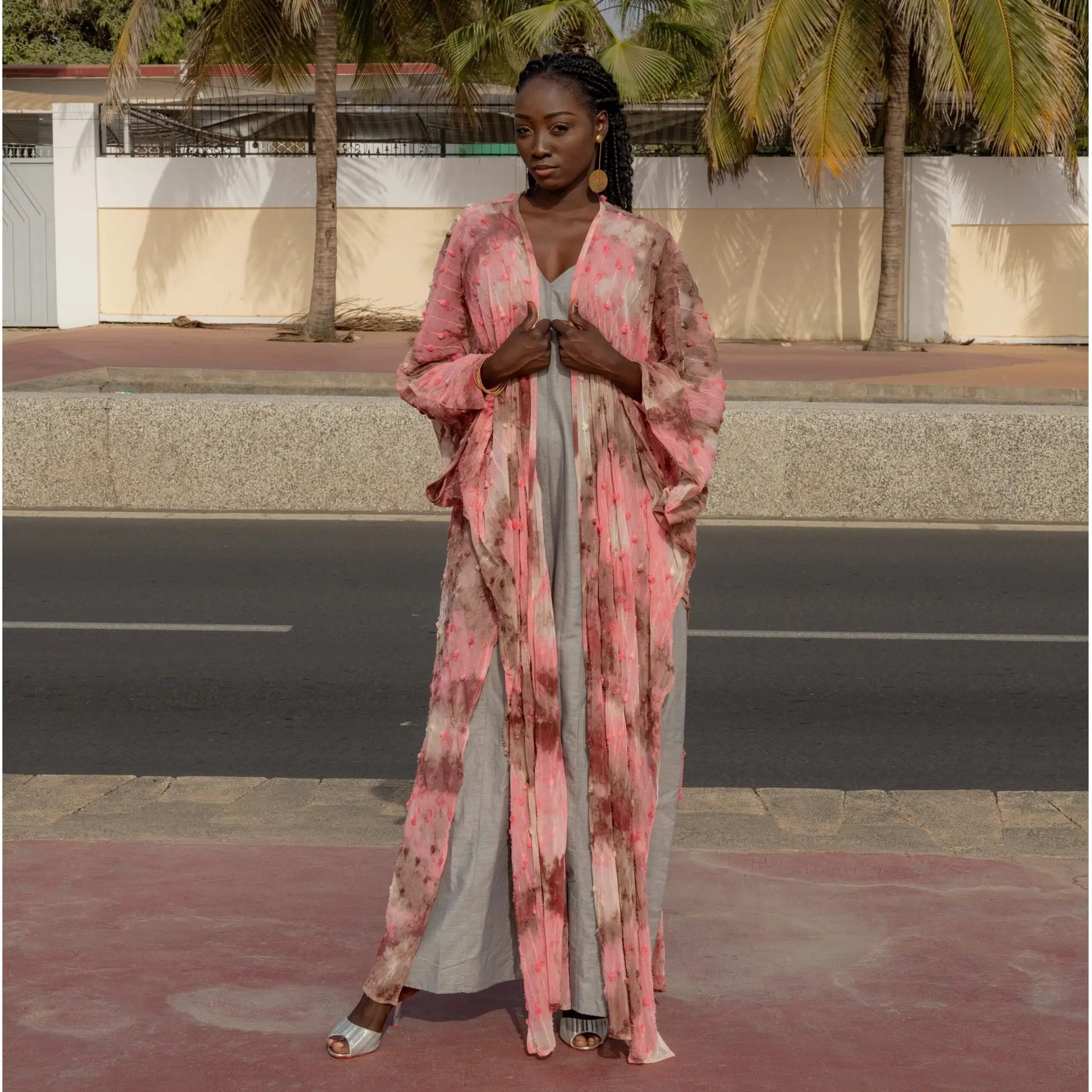 Ensemble Kimono Floral Rose et Robe Longue Grise - Élégance Décontractée