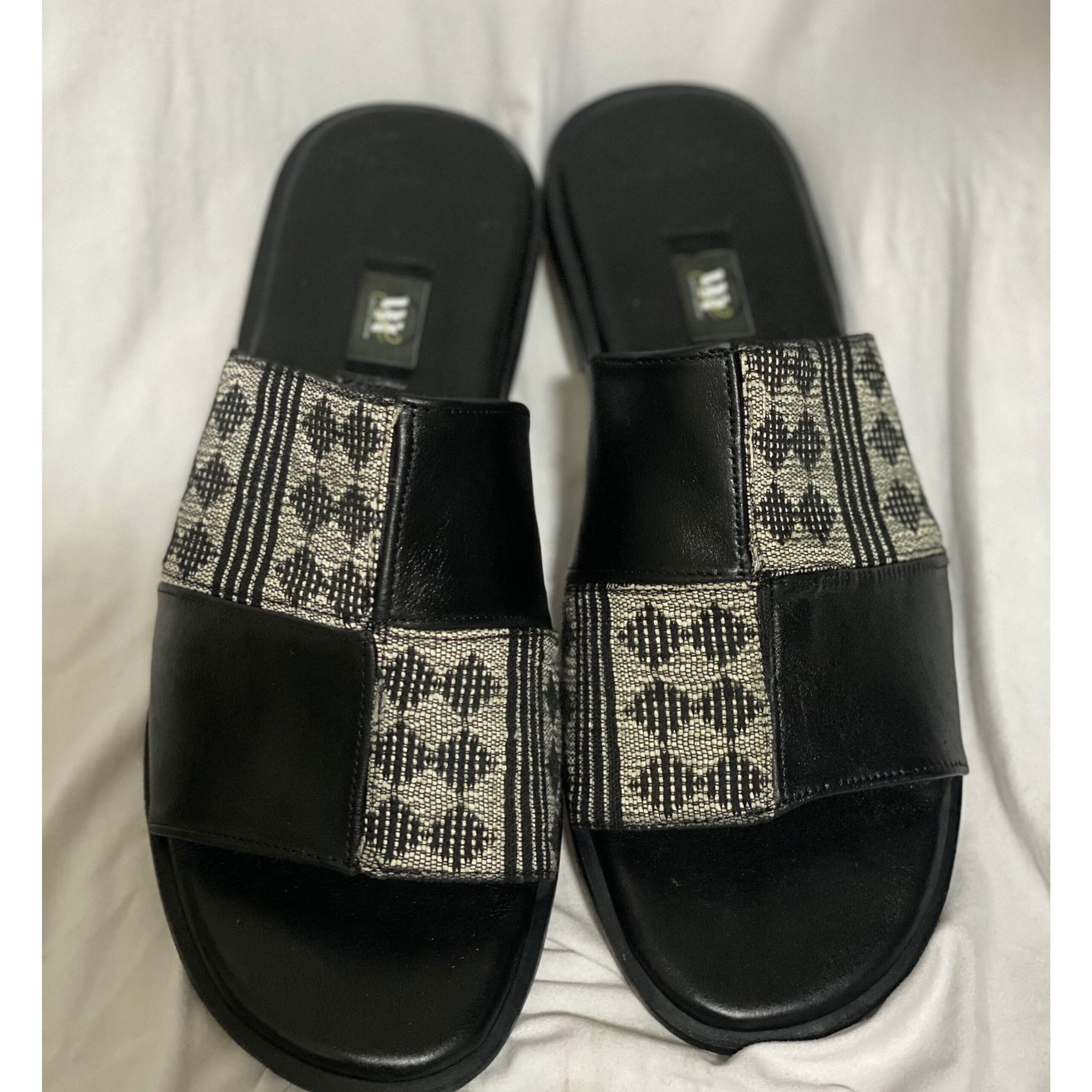 Sandale homme cuir noire croisée avec pagne tissé