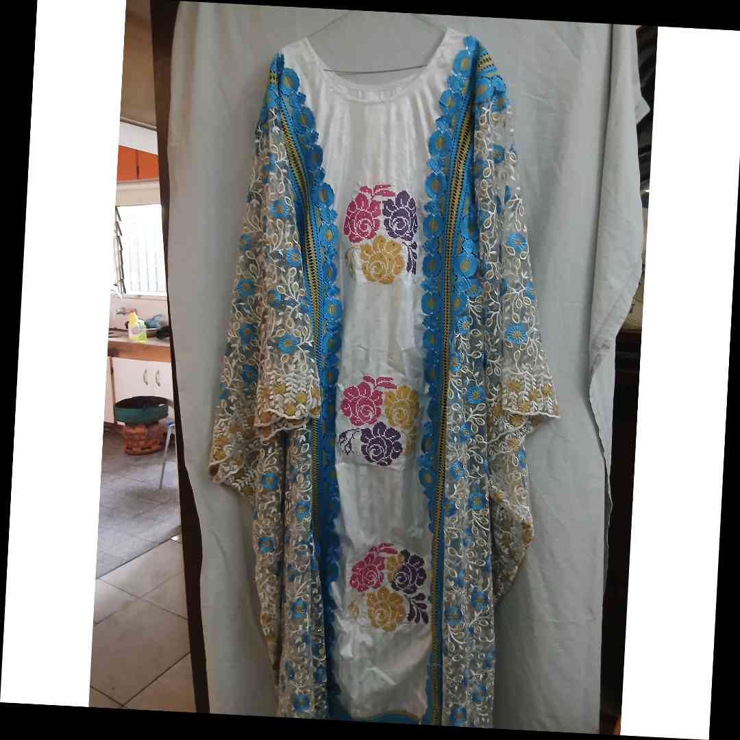 Boubou blanc femme brodé bleu turquoise, robe élégante de mariage ethnique