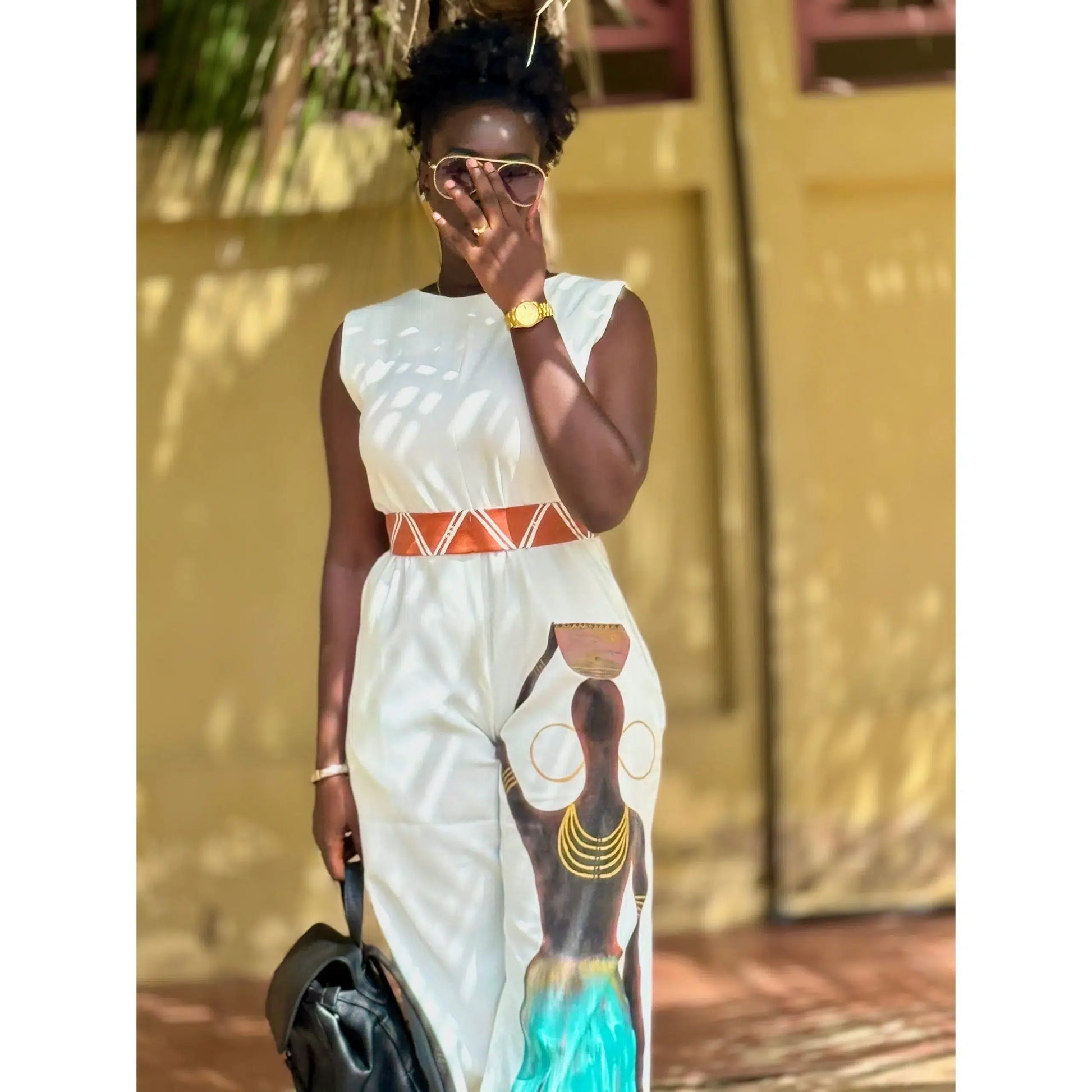 Combinaison blanche femme, ceinturée à l’africaine