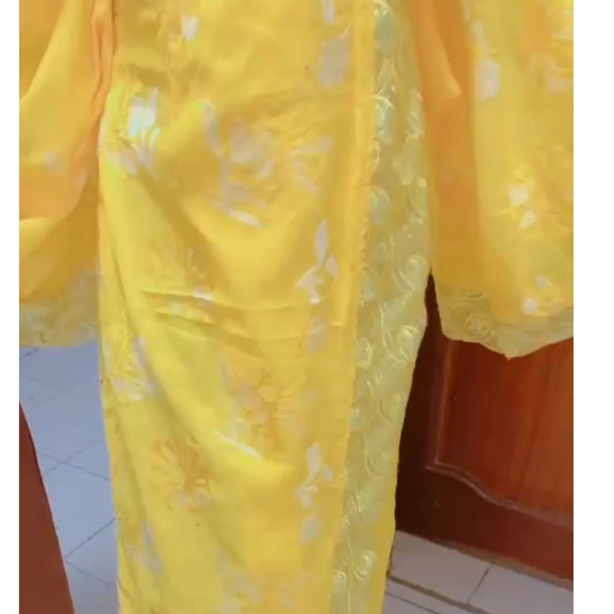 Robe femme jaune soleil avec manches évasées
