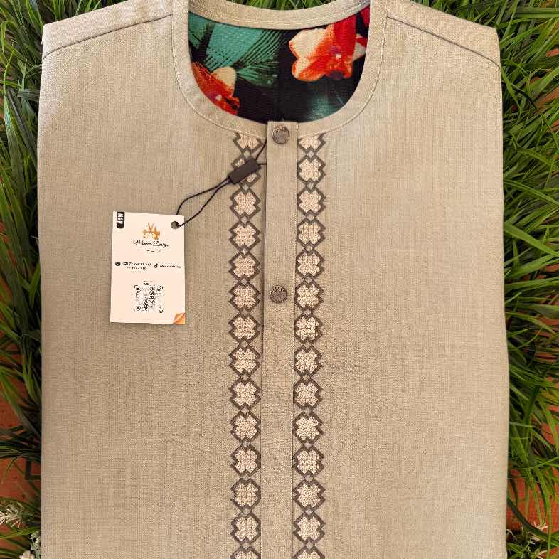 Costume africain homme beige brodé élégant – vêtement traditionnel chic