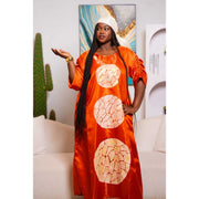 Robe orangée peinte à la main longue satin femme élégante soirée