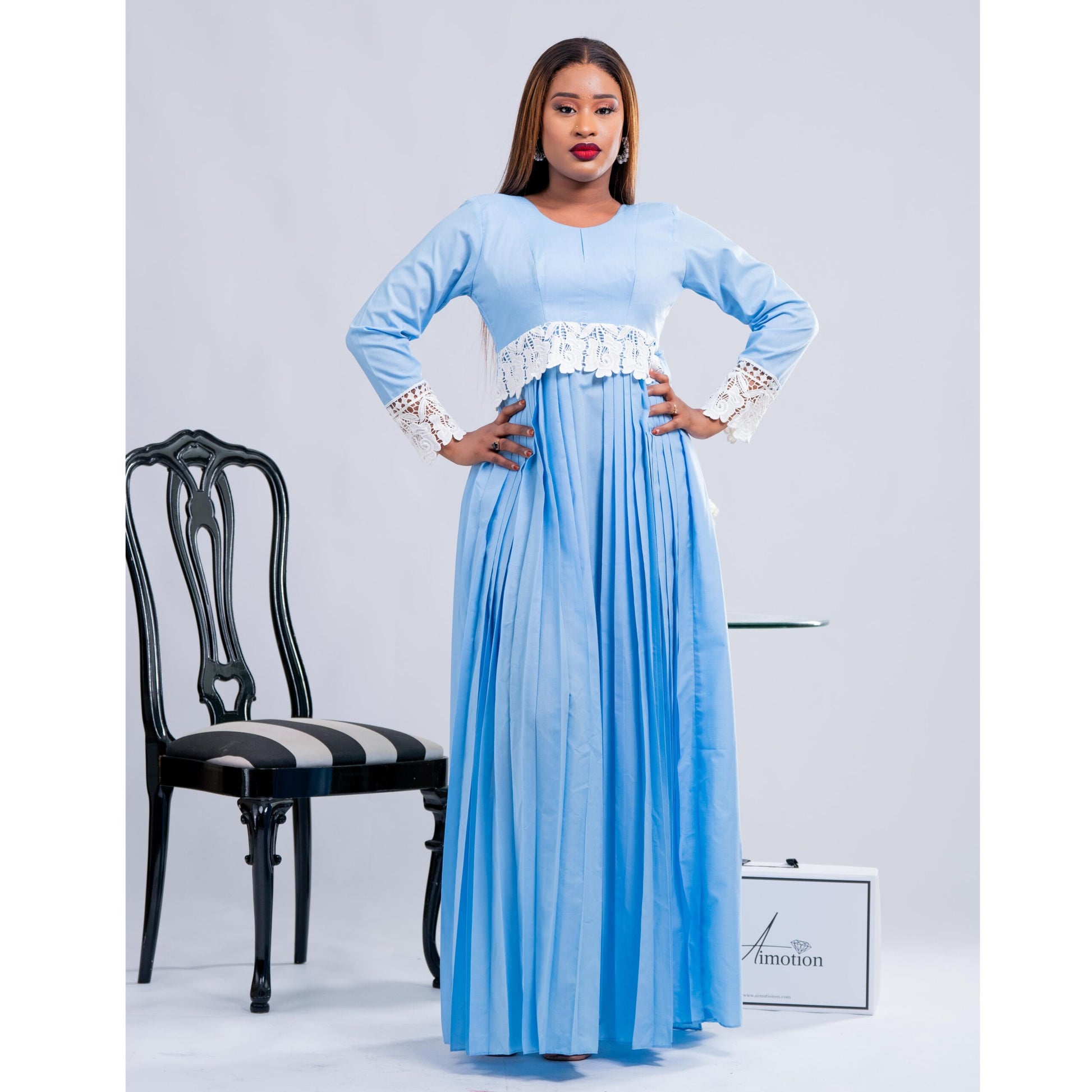 Robe Plissée Longues Porte-feuille derrière à manches longues avec de la garniture blanche et des boutons derriere avec sa jupe en dessous