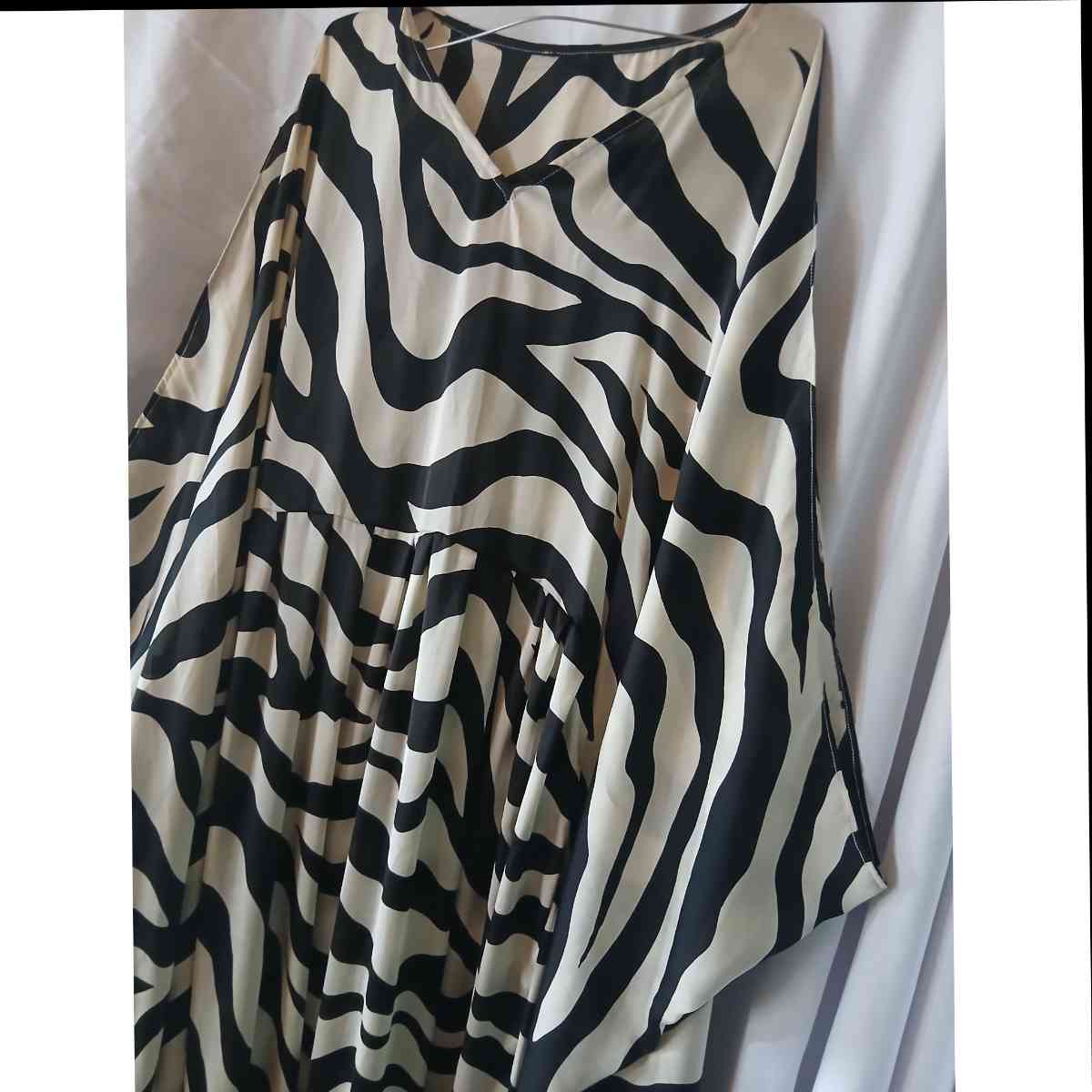 Robe longue en soie femme élégante noire et blanche