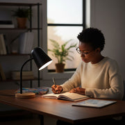 Lampe de bureau design noire et bois, style scandinave moderne orientable