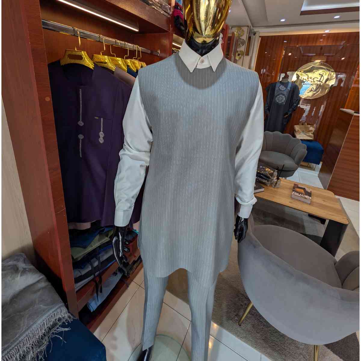 Ensemble homme élégant : costume 3 pièces gris clair chic et moderne