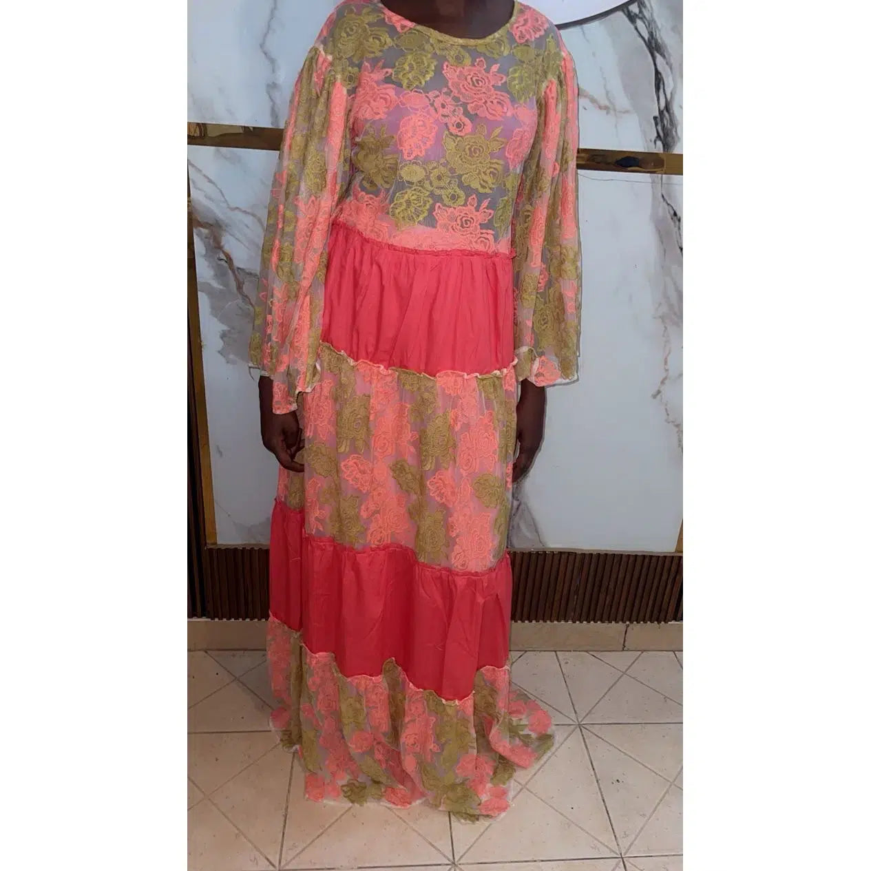 Robe longue corail élégante pour mariage avec motifs floraux