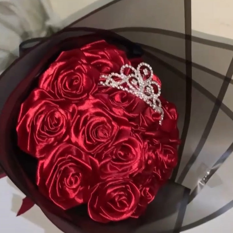 Bouquet de fleurs en satin rouge avec couronne