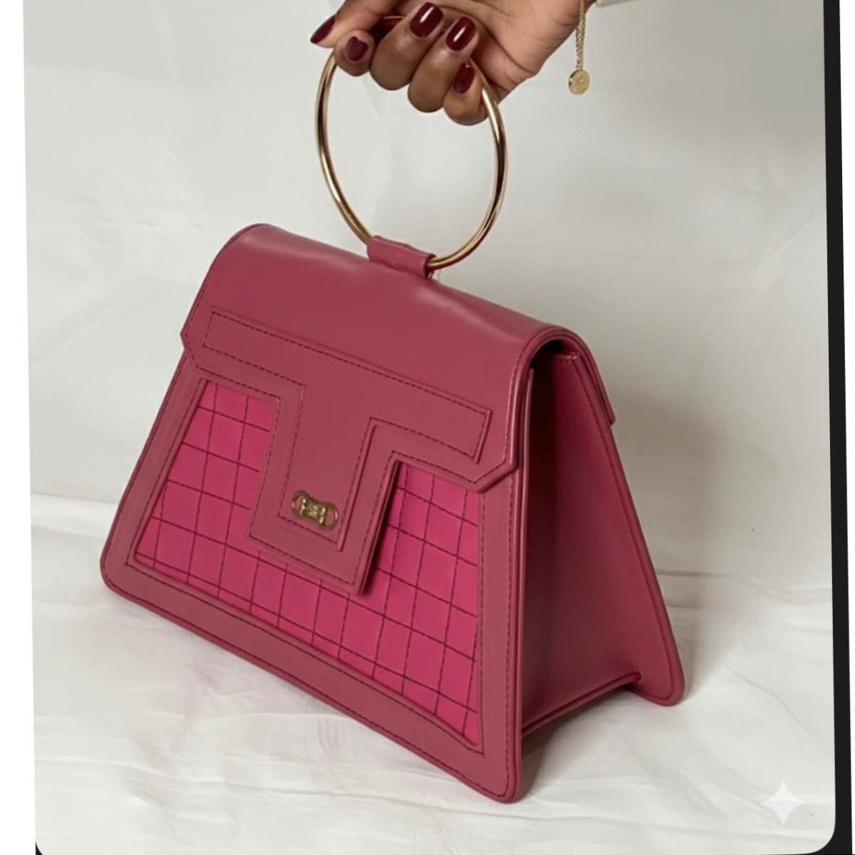 Sac à main rose fuchsia élégant en cuir matelassé avec anse dorée