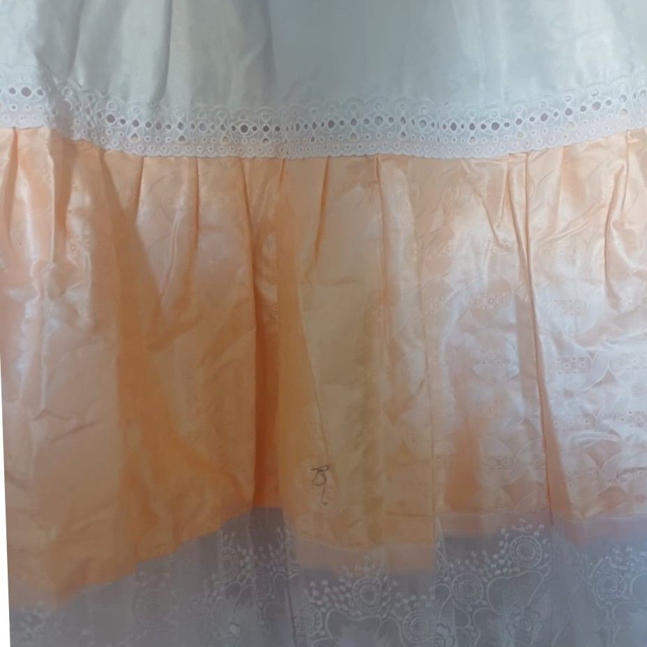 Robe petite fille cérémonie satin dentelle, motif chat et lapin pastel chic