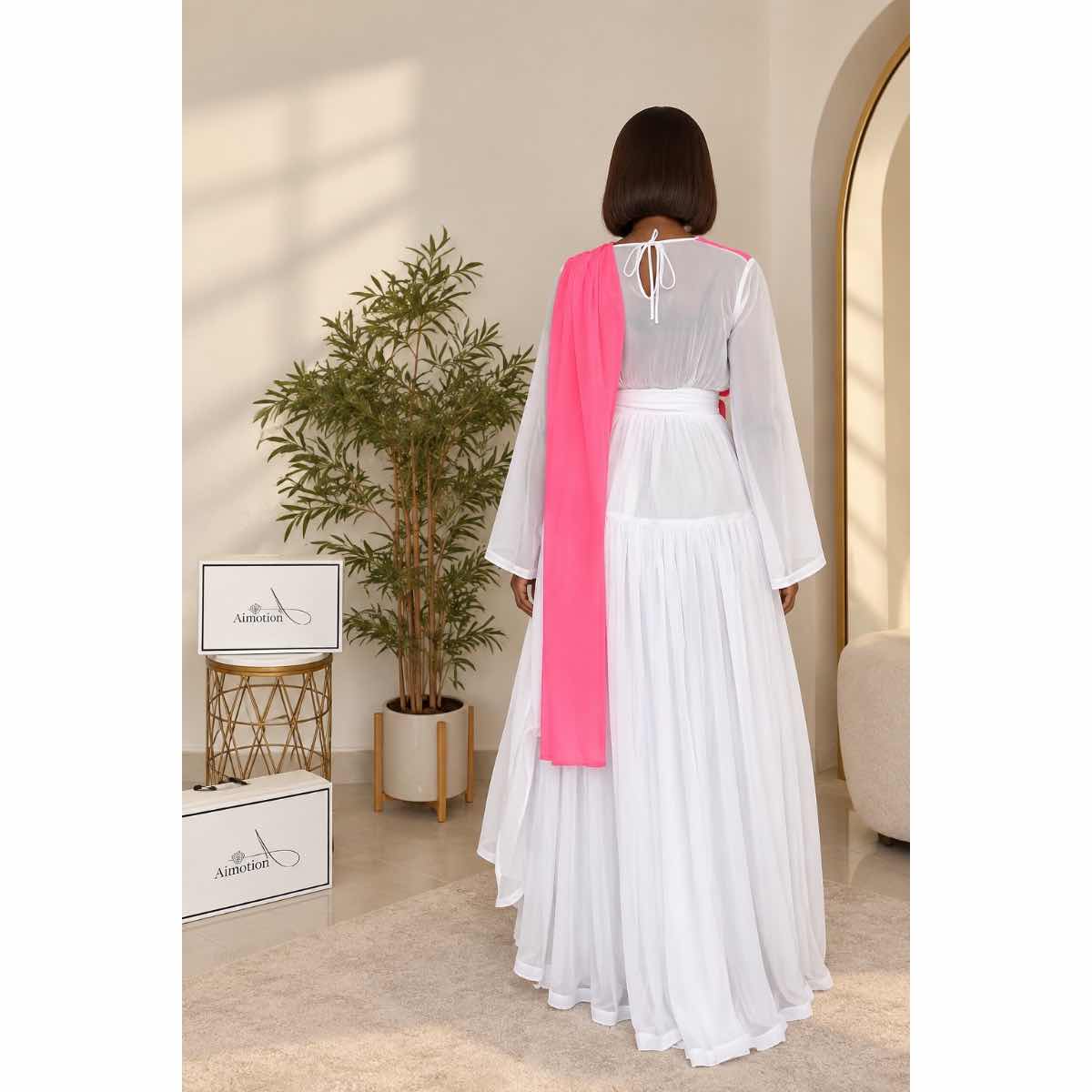 Robe longue mousseline blanche femme avec foulard rose, élégante cérémonie