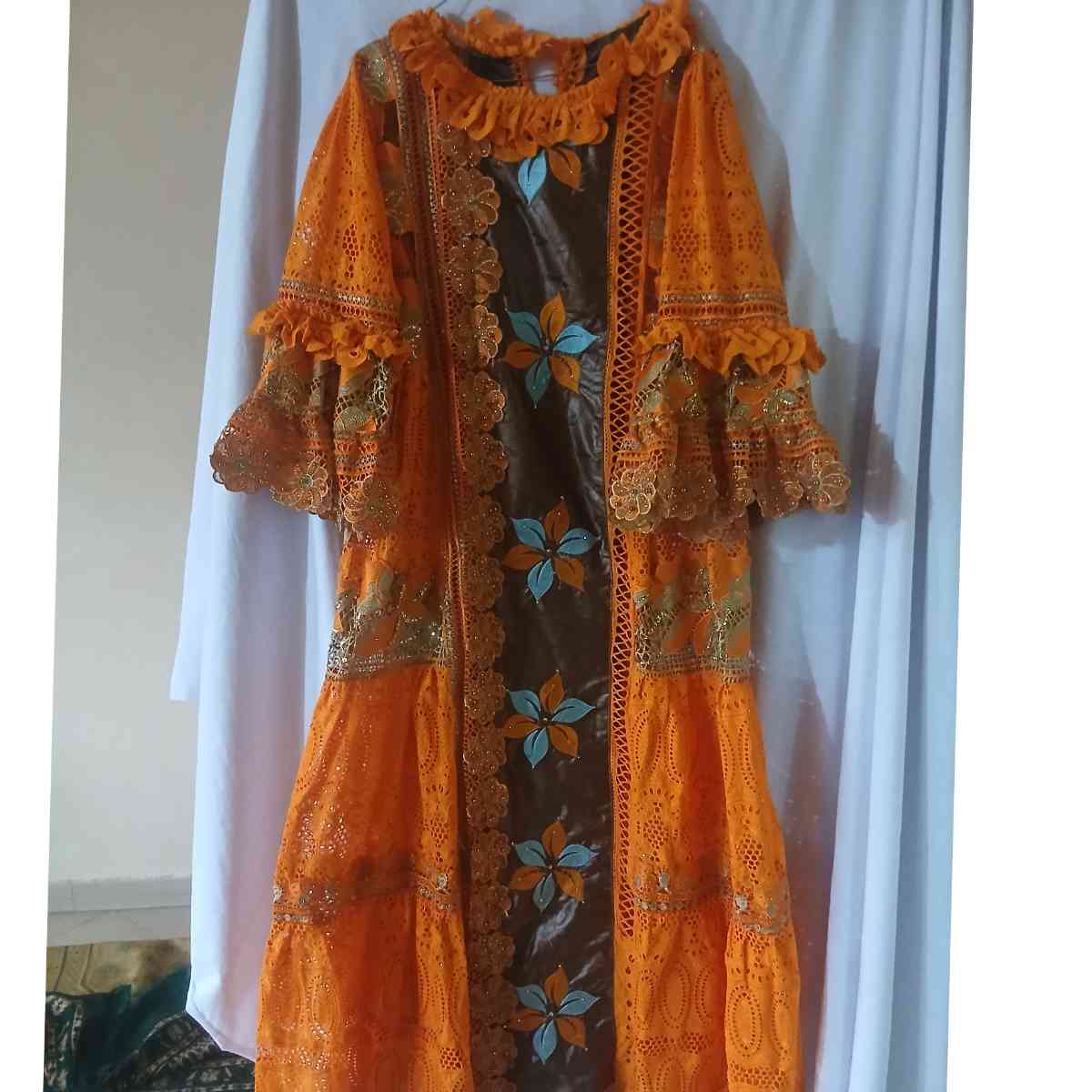 Robe bazin femme marron brodée bleu et orange, élégante et chic