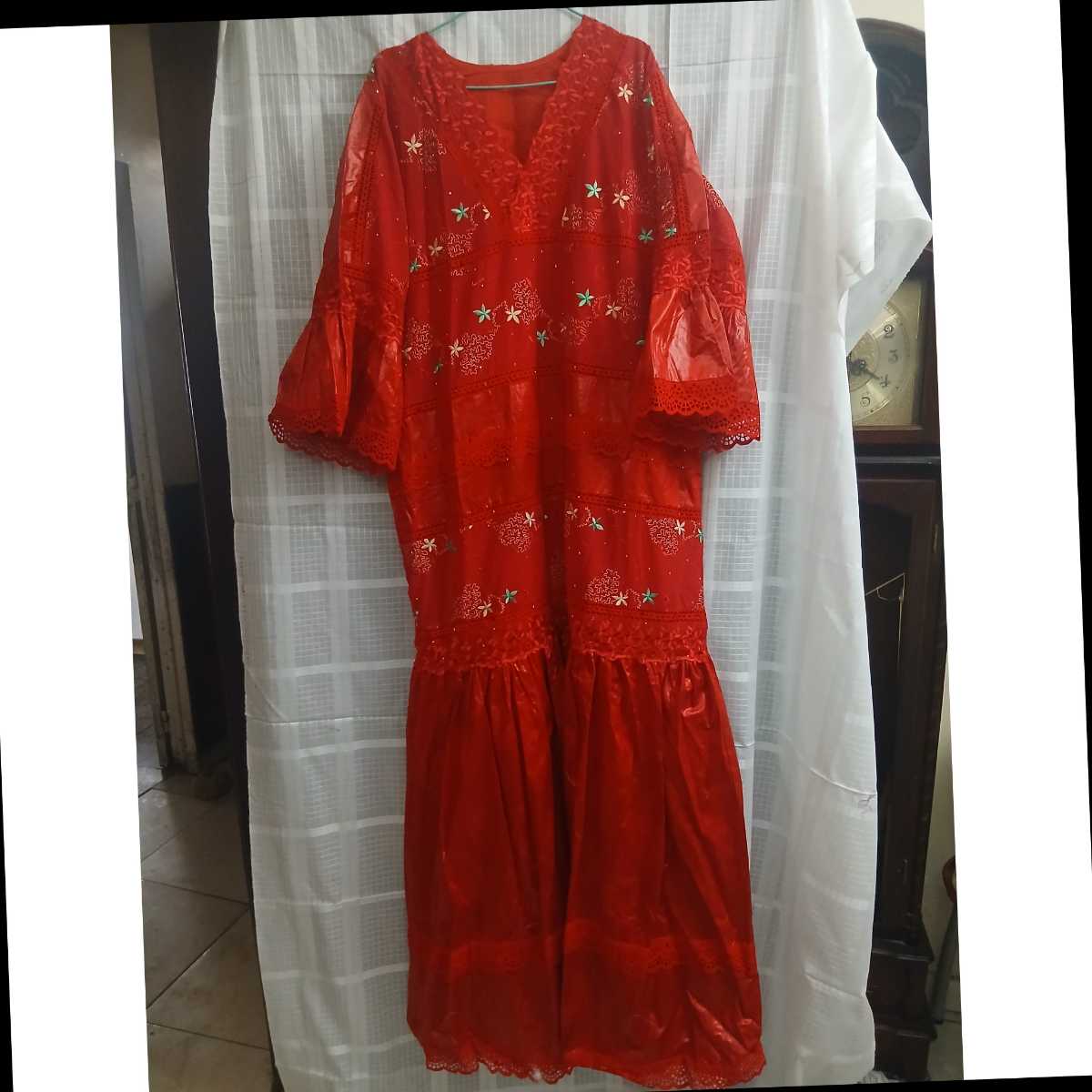 Robe brodée rouge fleurs dorées longue bohème chic femme élégante