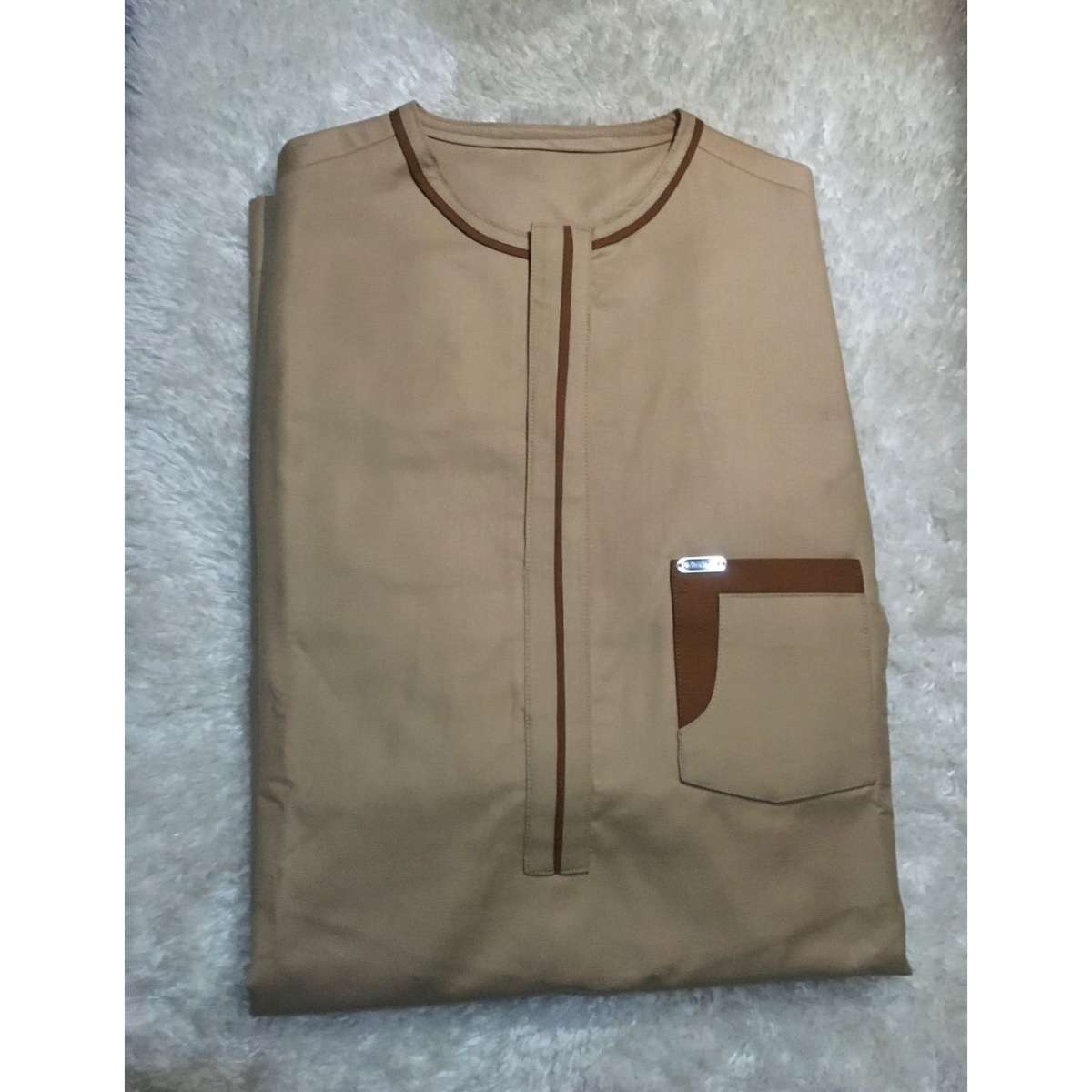 Tunique homme beige élégante en coton, col rond, coupe droite moderne