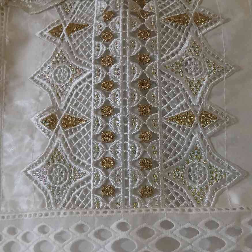 Ensemble marinière pagne femme chic Geztner et voile suisse, broderie dorée
