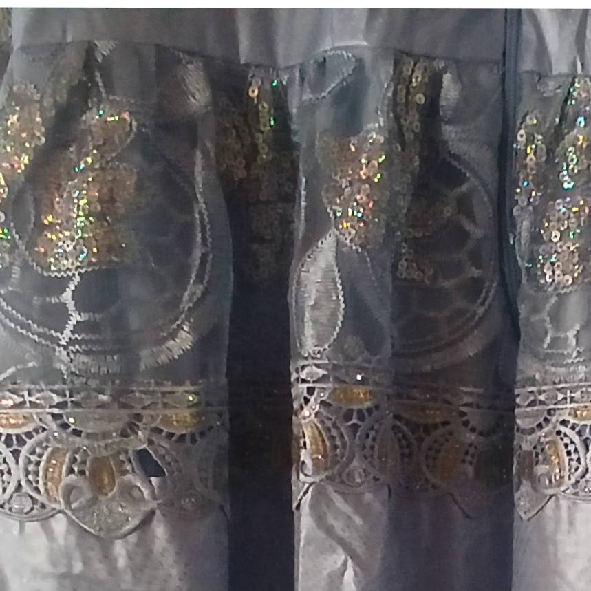 Robe bleue bazin avec dentelle pour un style élégant et unique