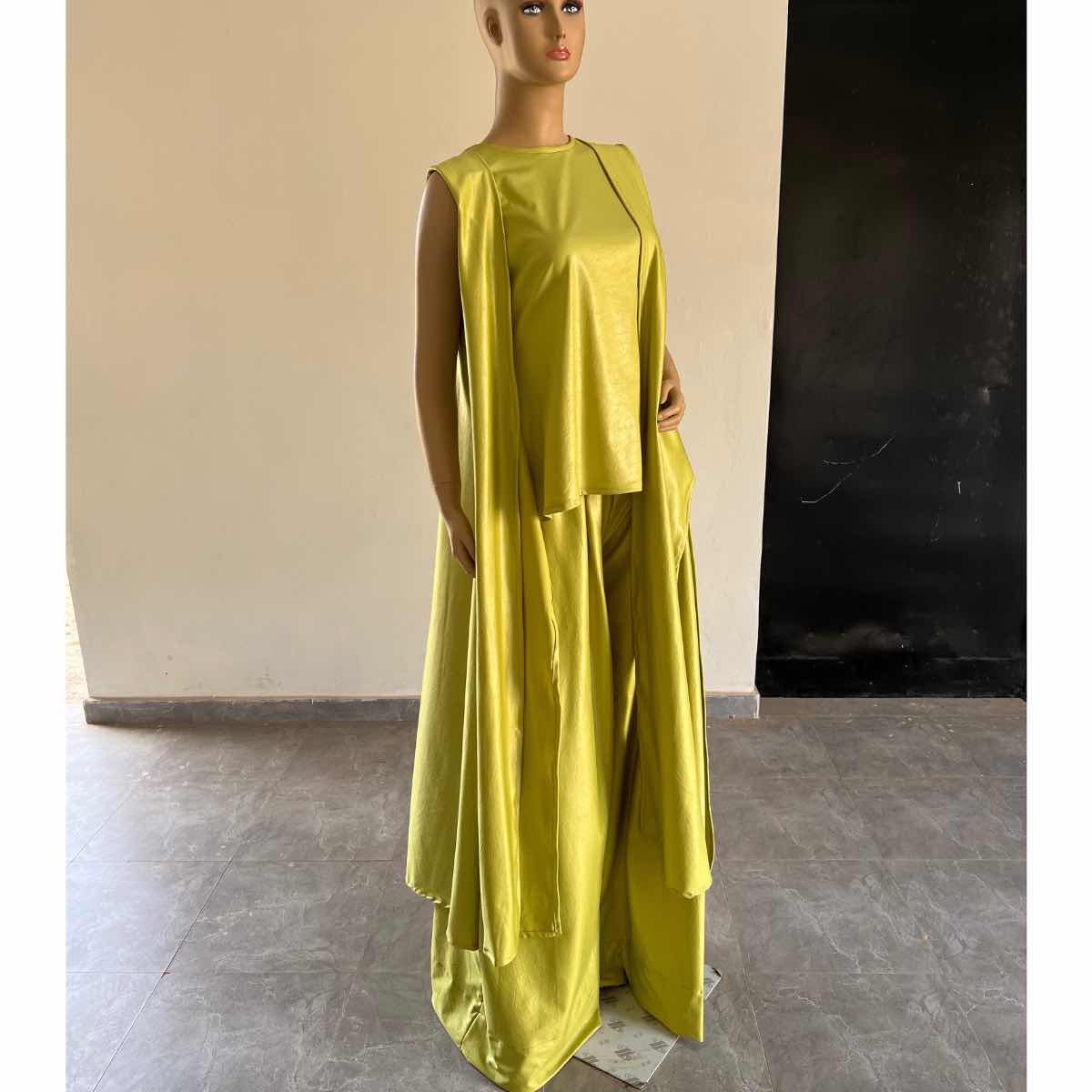 Ensemble Avant-Garde Lime - Élégance Moderne en Tissu Léger