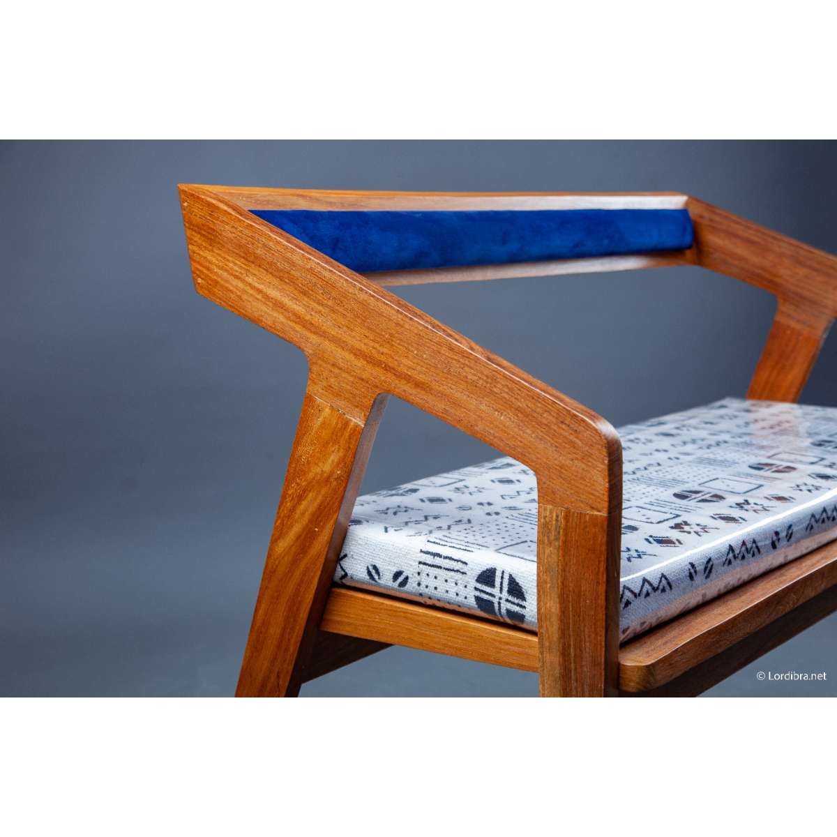 Banquette bois et velours bleu roi design moderne scandinave 70x90 cm