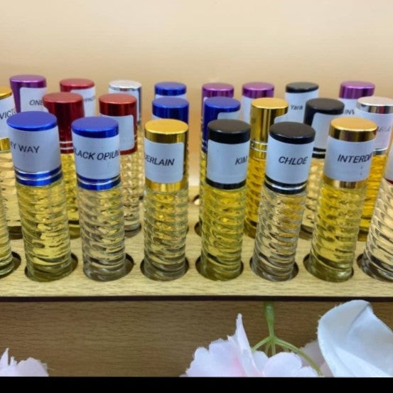 Vêtements locales traditionnel, des parfums locaux, vente poulet de chair