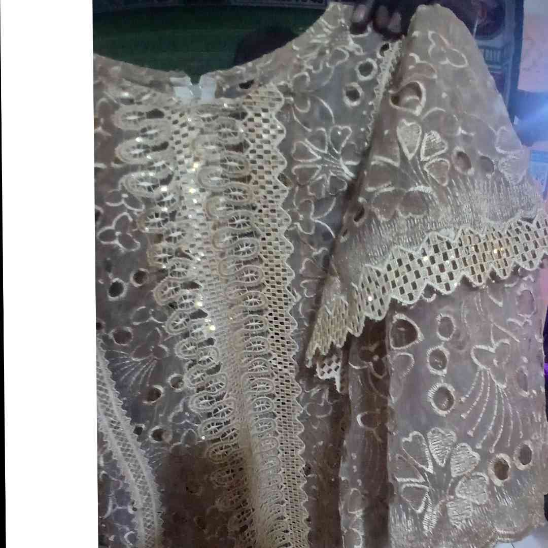 Robe marron élégante en dentelle beige pour un look irrésistible