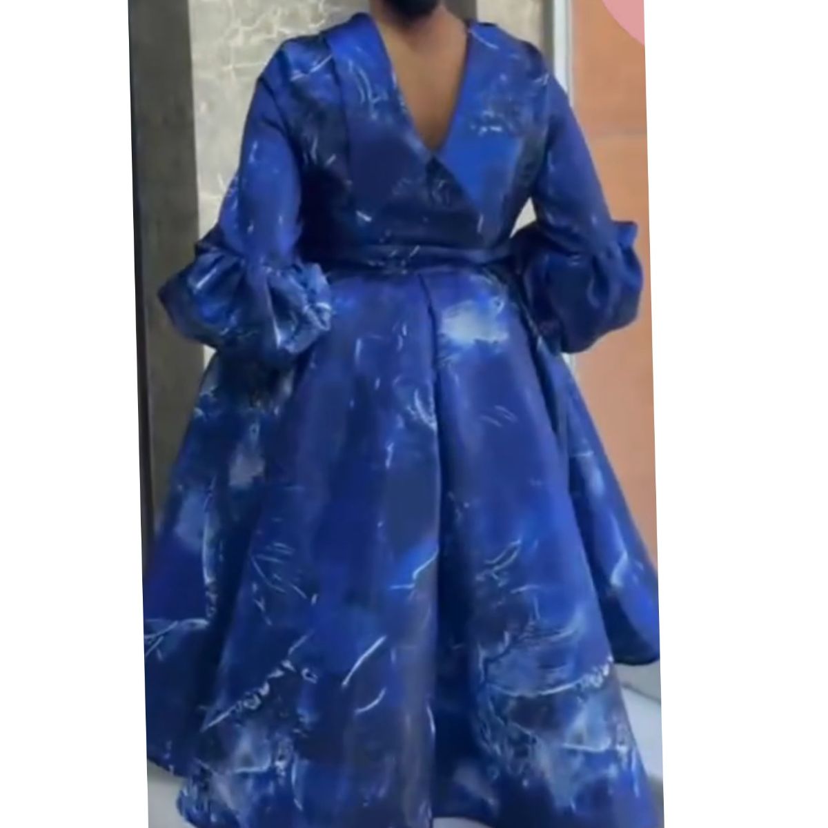 Robe en brocart bleue élégante