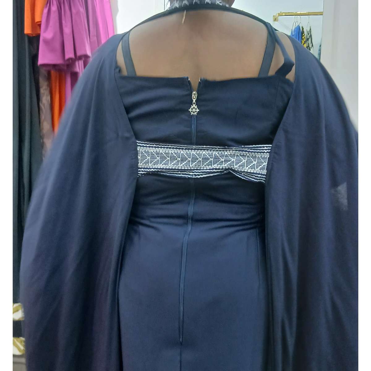 Kaftan Élégance de Minuit - Broderie Argent sur Bleu Marine