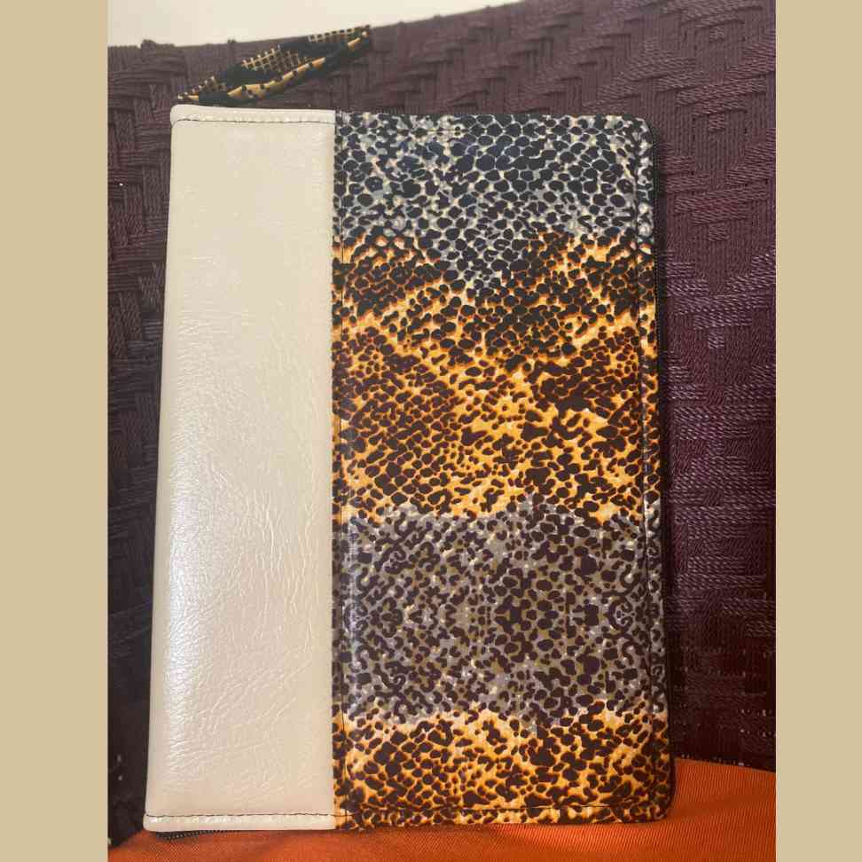 Cartable pour tablette élégant en wax et similicuir motif panthère beige