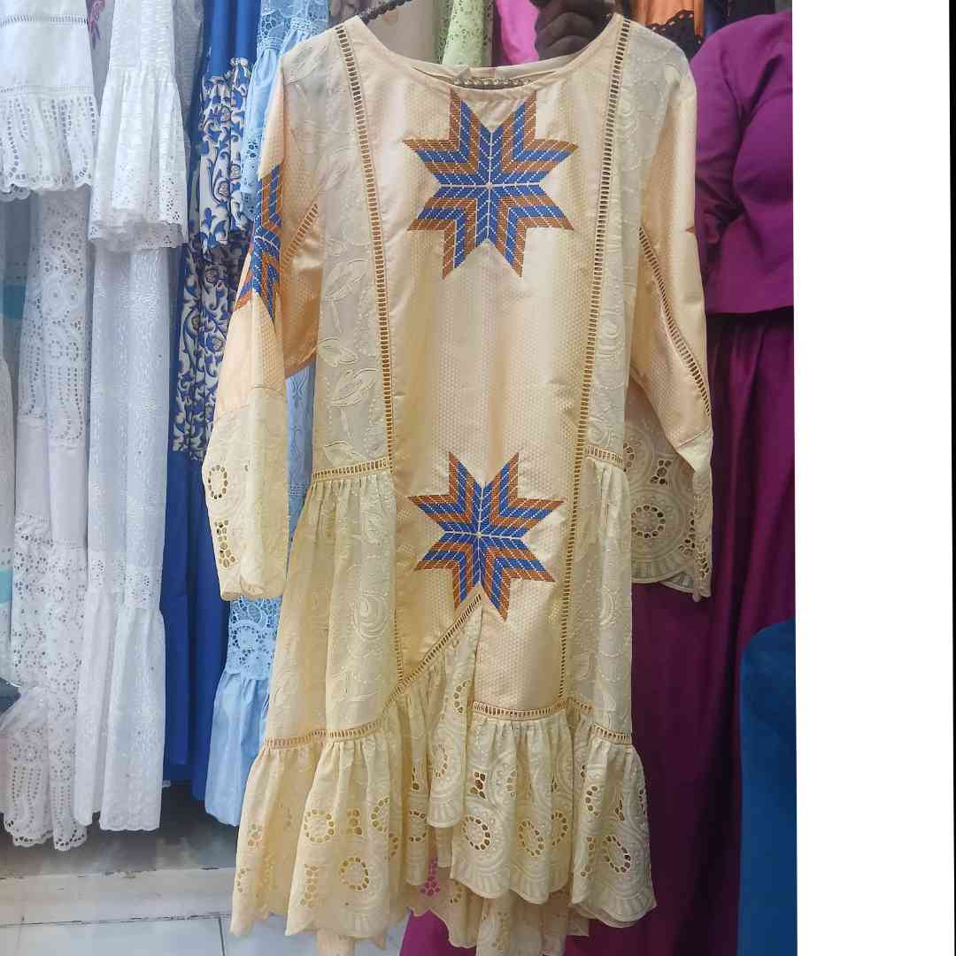 Ensemble brodé femme marinière avec pagne et foulard, chic et élégant