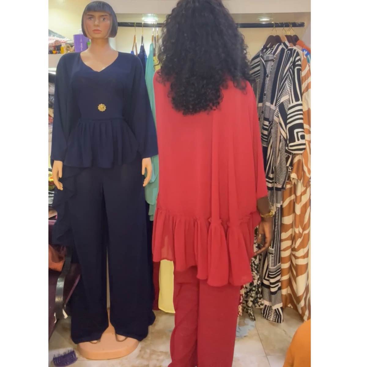 Ensemble femme ceinture à la taille chic, élégant avec broche dorée