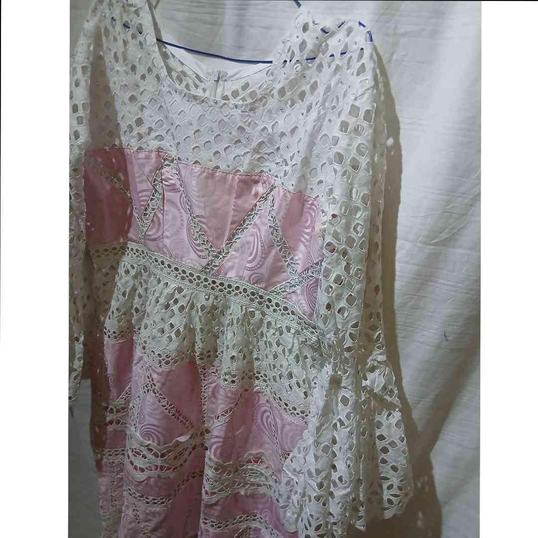 Robe bazin brodée blanche et rose bohème chic