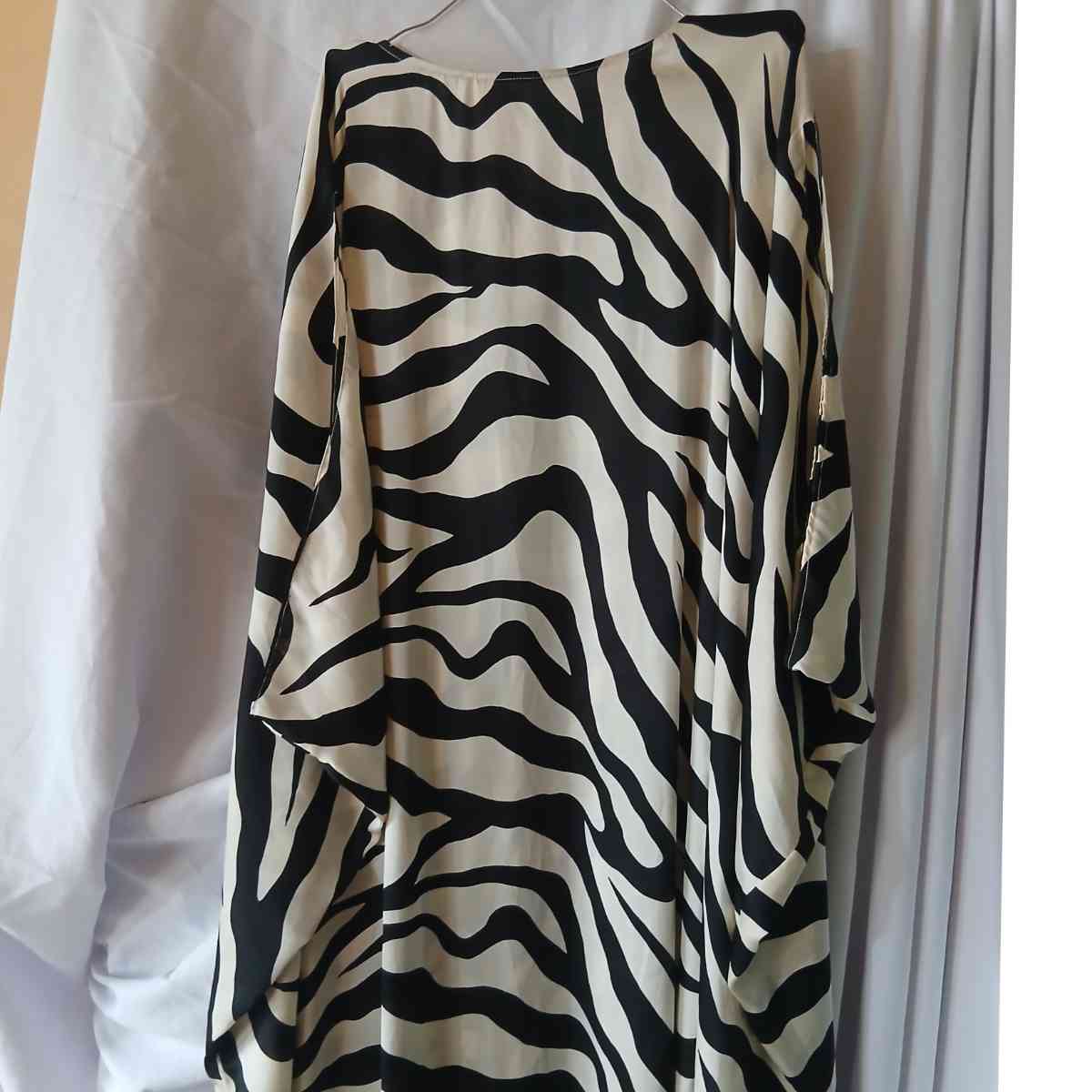 Robe longue en soie femme élégante noire et blanche