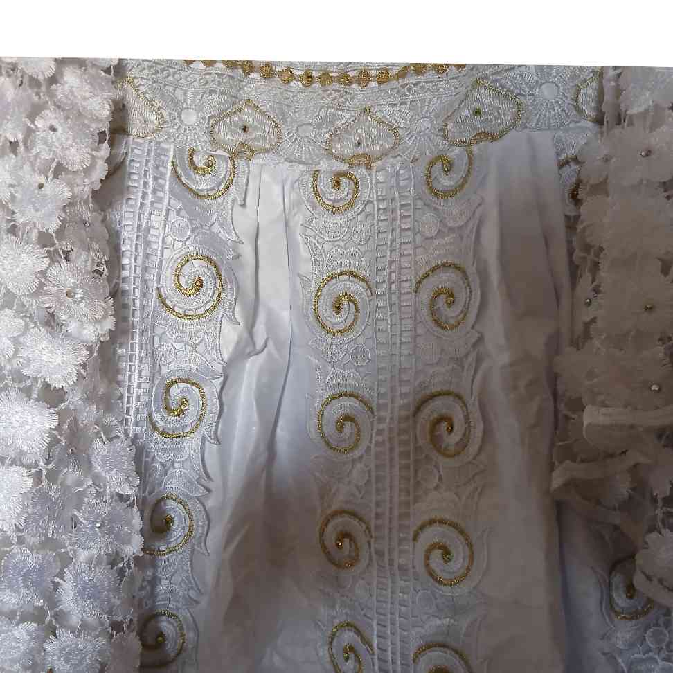 Robe blanche dentelle dorée Geztner longue élégante cérémonie mariage femme