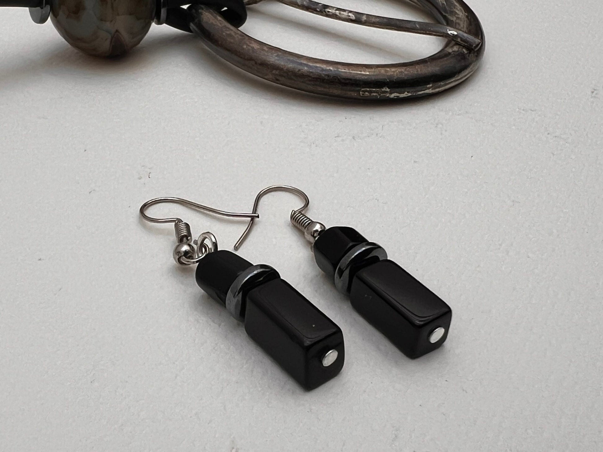 Collier fait main femme Rebelle – Bijou artisanal moderne avec boucles d'oreilles caoutchouc et métal