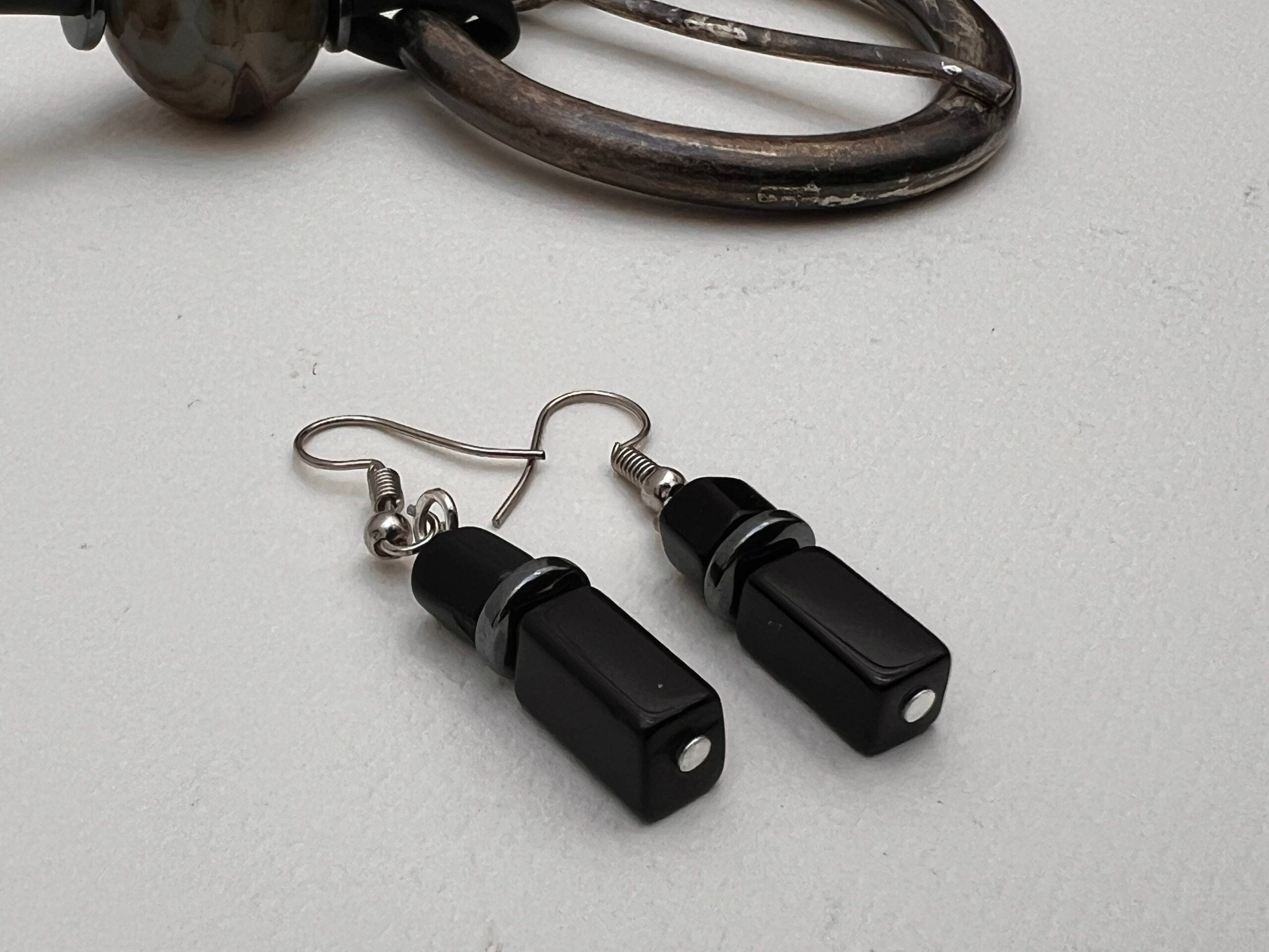 Collier fait main femme Rebelle – Bijou artisanal moderne avec boucles d'oreilles caoutchouc et métal