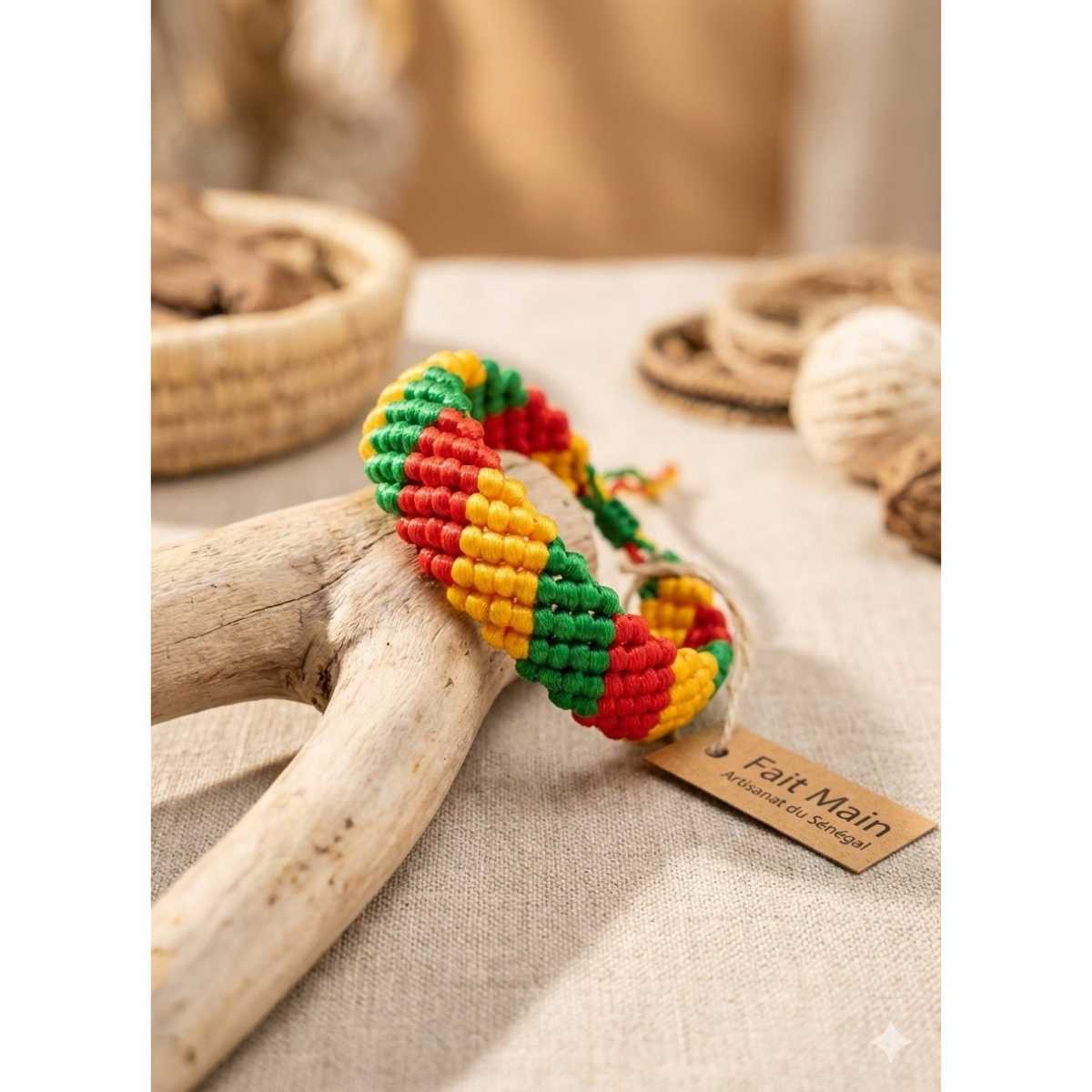 Bracelet macramé fait main vert jaune rouge, bijou artisanal sénégalais