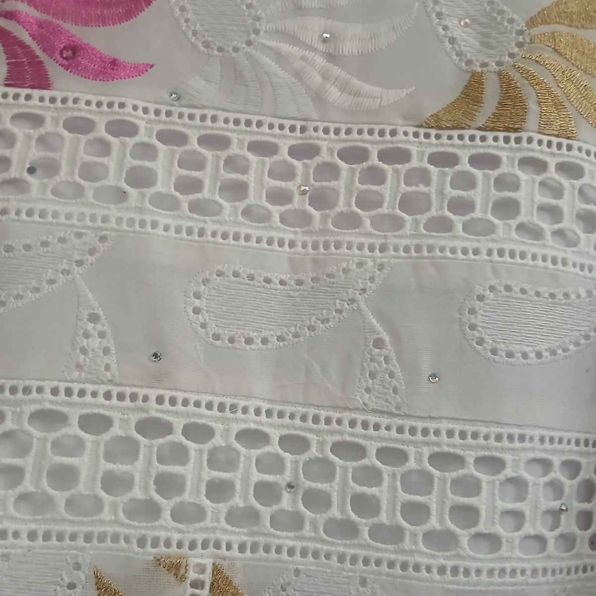 Robe blanche femme broderie rose et dorée, longue bohème chic élégante