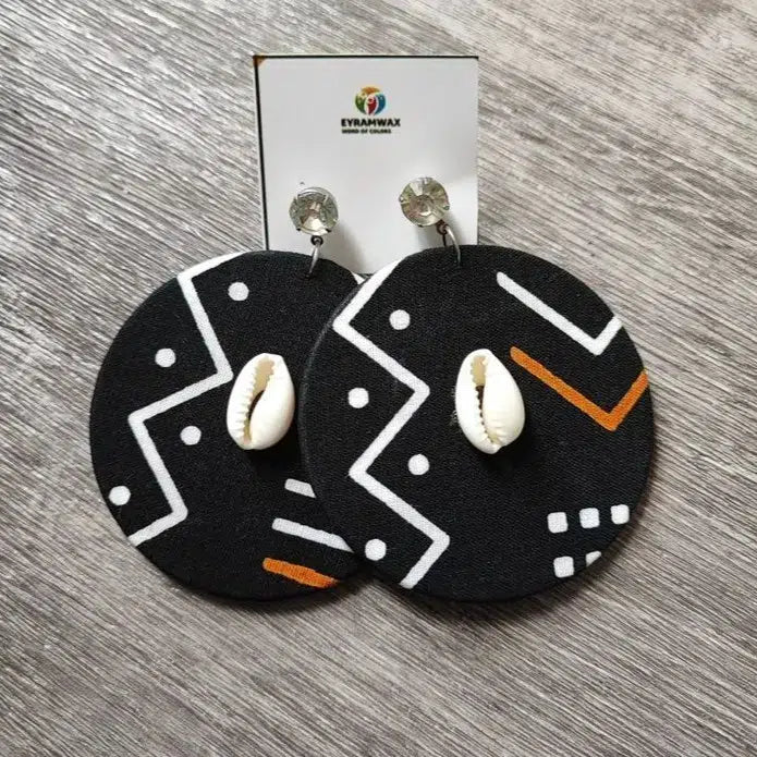 Boucles d’oreilles africaines bogolan noir cauris – Bijoux ethniques femme