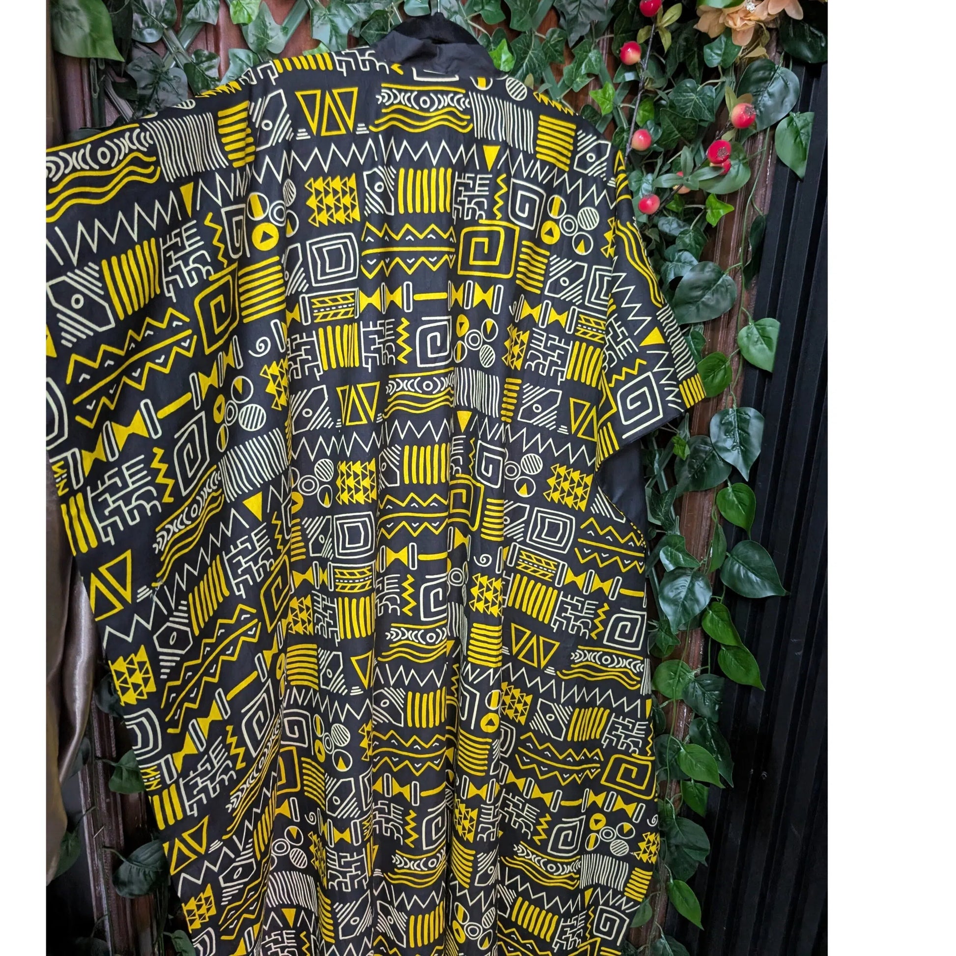 Kimono femme imprimé noir et jaune avec design africain