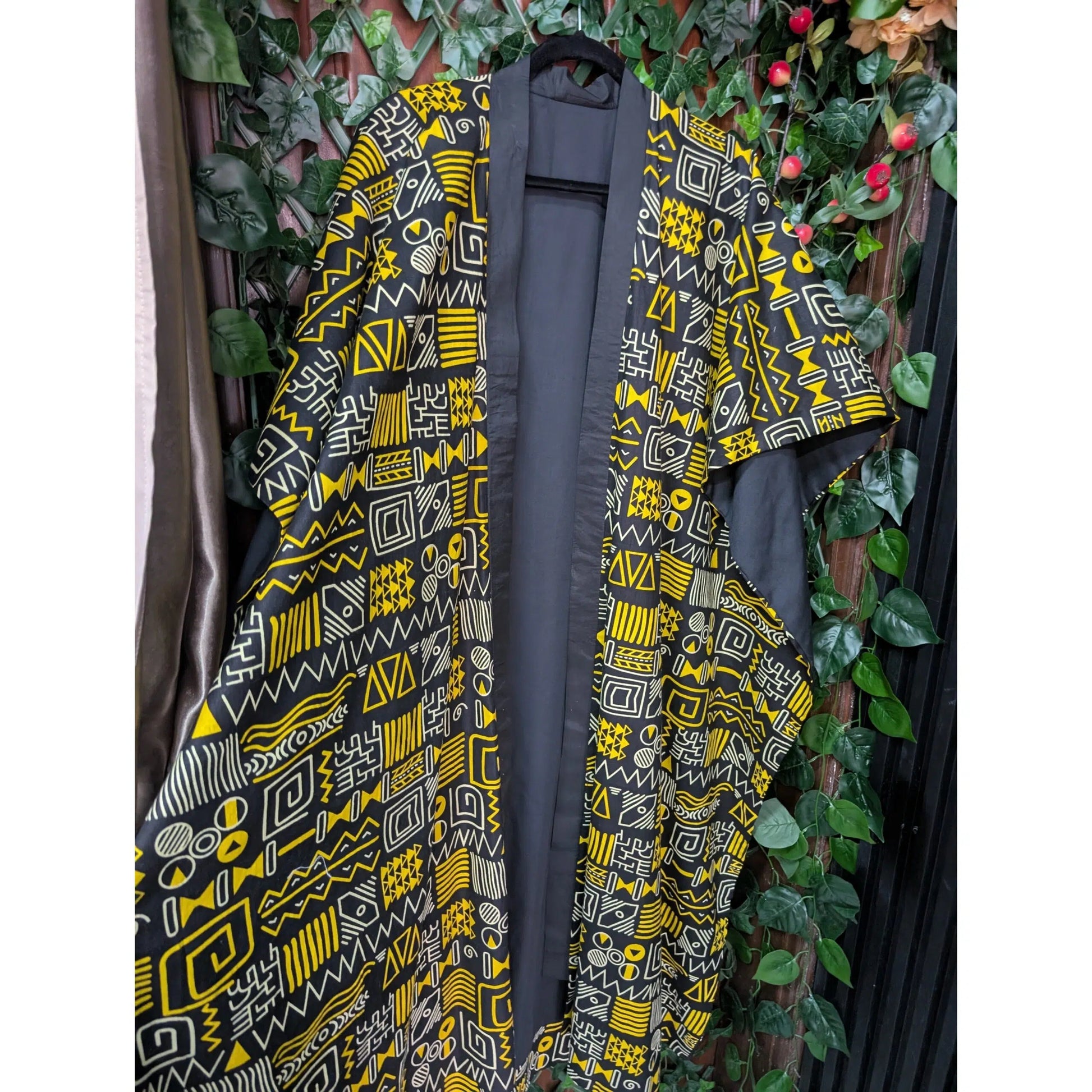 Kimono femme imprimé noir et jaune avec design africain